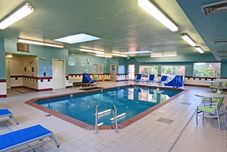 泳池 Holiday Inn Express & Suites BURLINGTON by IHG, an IHG Hotel