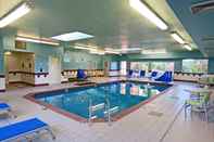 สระว่ายน้ำ Holiday Inn Express & Suites BURLINGTON, an IHG Hotel