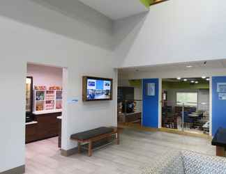 Lobby 2 Holiday Inn Express & Suites BURLINGTON, an IHG Hotel