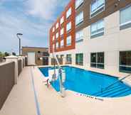 Kolam Renang 7 Holiday Inn Express & Suites GREENVILLE - TAYLORS, an IHG Hotel