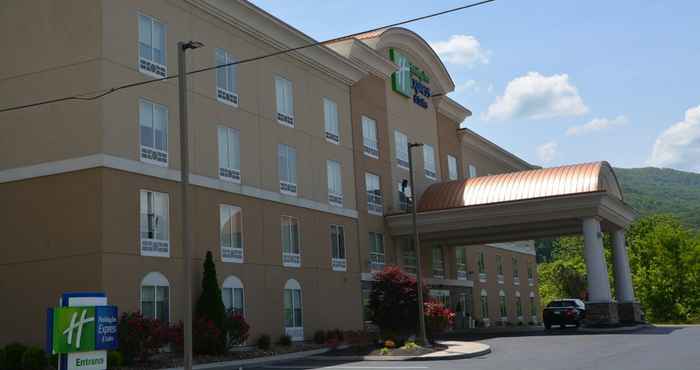 Exterior Holiday Inn Express & Suites CARYVILLE, an IHG Hotel