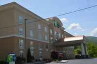 Exterior Holiday Inn Express & Suites CARYVILLE, an IHG Hotel