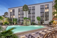 Swimming Pool Crowne Plaza FORT MYERS AT BELL TOWER SHOPS, an IHG Hotel