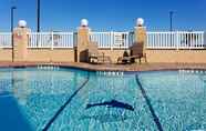 Kolam Renang 2 Holiday Inn Express & Suites CORPUS CHRISTI-PORTLAND, an IHG Hotel