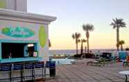Quầy bar, cafe và phòng lounge 4 Holiday Inn Express ORANGE BEACH-ON THE BEACH, an IHG Hotel