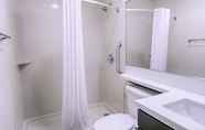 In-room Bathroom 2 Candlewood Suites LAKEVILLE I-35