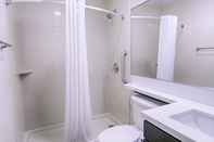 In-room Bathroom Candlewood Suites LAKEVILLE I-35