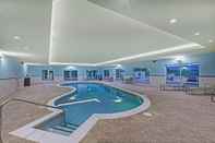 สระว่ายน้ำ Holiday Inn Express & Suites PARSONS, an IHG Hotel