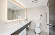 In-room Bathroom 6 Holiday Inn Express & Suites DELAFIELD, an IHG Hotel