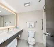 In-room Bathroom 6 Holiday Inn Express & Suites DELAFIELD, an IHG Hotel