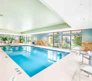 สระว่ายน้ำ 4 Holiday Inn Express & Suites DELAFIELD, an IHG Hotel