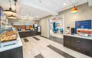 Lobi 2 Holiday Inn Express & Suites DELAFIELD, an IHG Hotel