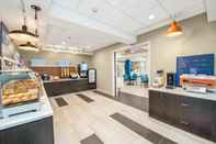 Lobi Holiday Inn Express & Suites DELAFIELD, an IHG Hotel