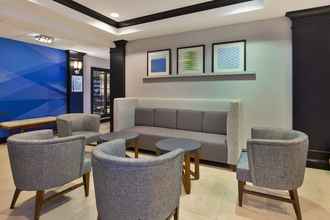 Lobby 4 Holiday Inn Express & Suites WARMINSTER - HORSHAM, an IHG Hotel