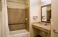 Bilik Mandi dalam Bilik 7 Holiday Inn Express & Suites CENTER, an IHG Hotel