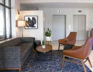 Lobby 2 Holiday Inn Express & Suites BOSTON - CAMBRIDGE, an IHG Hotel