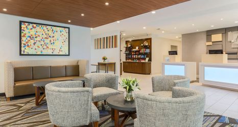 Lobi 2 Holiday Inn Express & Suites FORT WORTH DOWNTOWN by IHG, an IHG Hotel