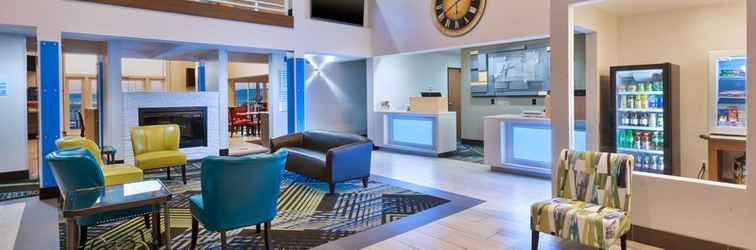 Lobby Holiday Inn Express & Suites PETOSKEY, an IHG Hotel