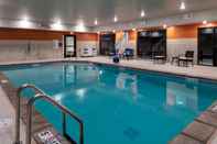 Swimming Pool Holiday Inn Express & Suites THE DALLES, an IHG Hotel