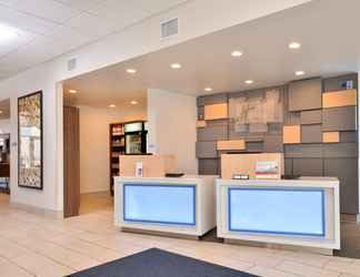 Lobi 2 Holiday Inn Express & Suites SOUTHGATE - DETROIT AREA, an IHG Hotel