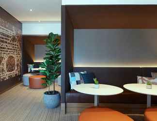 Lobby 2 Holiday Inn Express SYDNEY AIRPORT, an IHG Hotel