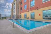 Swimming Pool Holiday Inn Express & Suites REMINGTON, an IHG Hotel