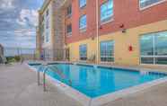Swimming Pool 7 Holiday Inn Express & Suites REMINGTON, an IHG Hotel