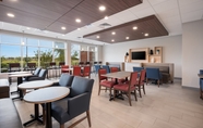 Restaurant 7 Holiday Inn Express & Suites CHICAGO - HOFFMAN ESTATES, an IHG Hotel