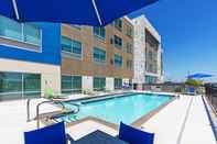 Swimming Pool Holiday Inn Express & Suites PURCELL, an IHG Hotel