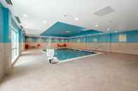 Swimming Pool Holiday Inn Express & Suites STAUNTON, an IHG Hotel