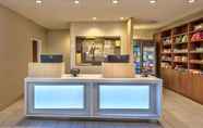 Lobi 2 Holiday Inn Express & Suites RENO AIRPORT, an IHG Hotel