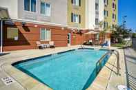 Swimming Pool Candlewood Suites ST. CLAIRSVILLE-WHEELING AREA