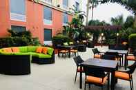 Ruang Umum Holiday Inn & Suites ACROSS FROM UNIVERSAL ORLANDO, an IHG Hotel