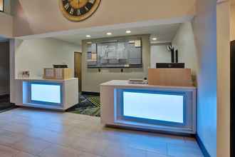 Lobby 4 Holiday Inn Express & Suites PETOSKEY, an IHG Hotel