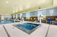 Swimming Pool Holiday Inn Express & Suites SUMNER - PUYALLUP AREA, an IHG Hotel