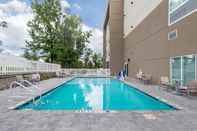 Swimming Pool Holiday Inn Express & Suites ALACHUA - GAINESVILLE AREA, an IHG Hotel