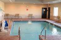 Swimming Pool Holiday Inn Express & Suites PRATT, an IHG Hotel