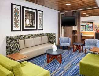 Lobby 2 Holiday Inn Express & Suites SALEM, an IHG Hotel