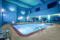 Swimming Pool Holiday Inn Express & Suites LEWISBURG, an IHG Hotel