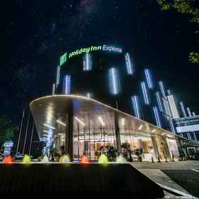 Hotel Exterior 1 Holiday Inn Express SHANGHAI SONGJIANG FANGTA by IHG, an IHG Hotel, MIRACLE美发沙龙 ホテル