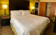 Bedroom 6 Holiday Inn Express & Suites EDMOND, an IHG Hotel