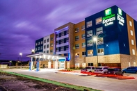 ภายนอกอาคาร Holiday Inn Express & Suites DALLAS MARKET CTR - LOVE FIELD, an IHG Hotel