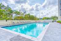 Swimming Pool Holiday Inn MIAMI-INTERNATIONAL AIRPORT, an IHG Hotel