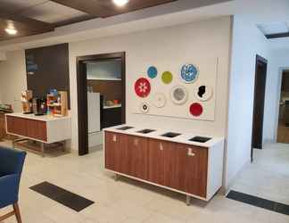 Lobi 2 Holiday Inn Express & Suites JUNCTION CITY, an IHG Hotel