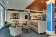 Lobby Holiday Inn Express & Suites ROANOKE – CIVIC CENTER, an IHG Hotel