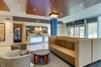 Lobby 4 Holiday Inn Express & Suites ROANOKE – CIVIC CENTER, an IHG Hotel