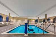 สระว่ายน้ำ Staybridge Suites ANCHORAGE, an IHG Hotel
