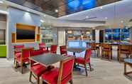 Restoran 6 Holiday Inn Express & Suites JERSEY CITY - HOLLAND TUNNEL, an IHG Hotel