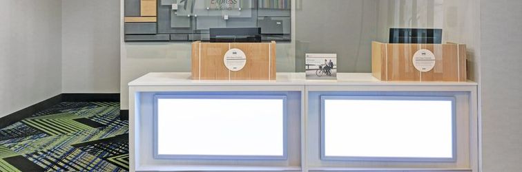 로비 Holiday Inn Express & Suites NEWPORT by IHG, an IHG Hotel