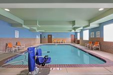 Swimming Pool Holiday Inn Express & Suites NEWPORT by IHG, an IHG Hotel